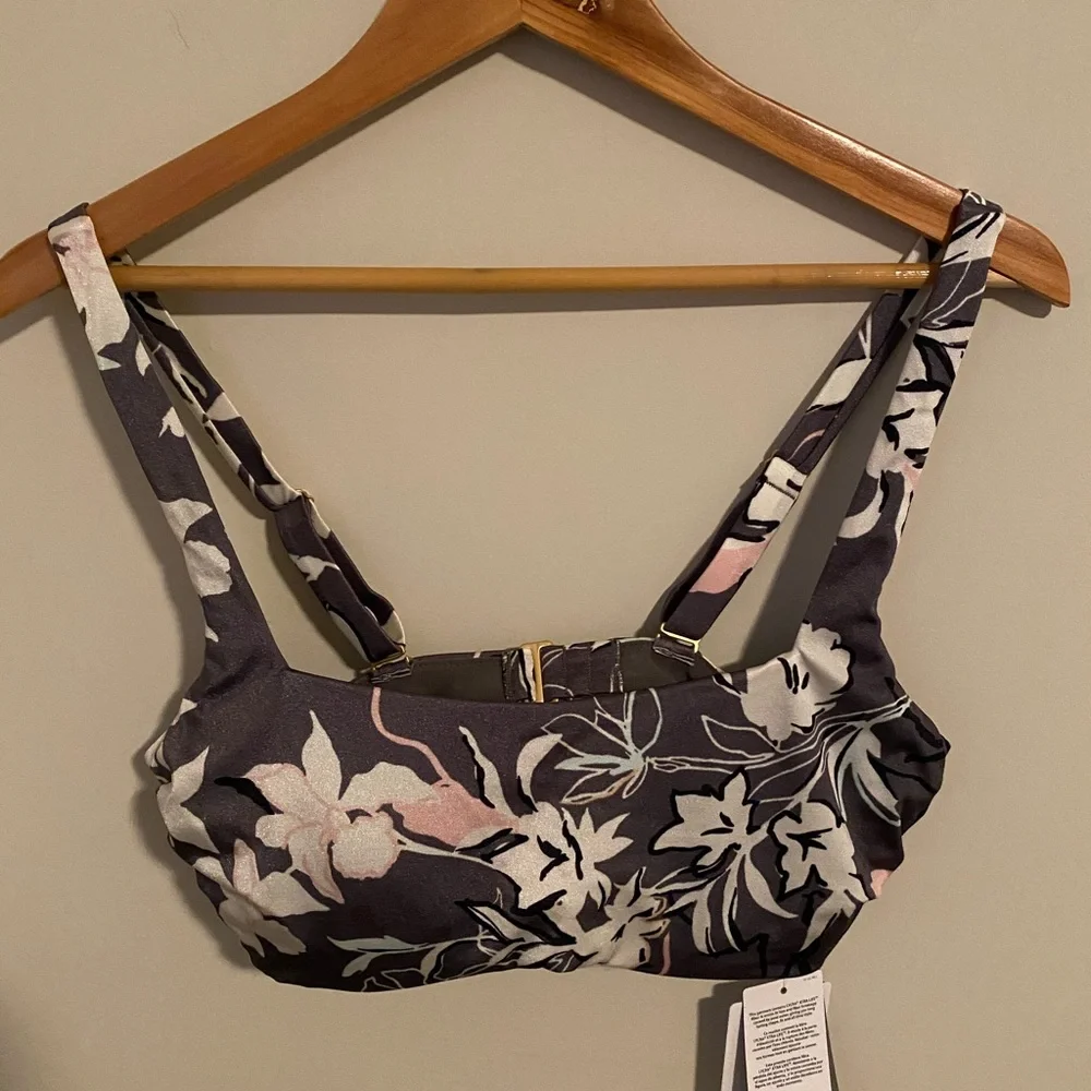 -‎ NWT Athleta Aqualuxe Wildflower Bikini Top size medium